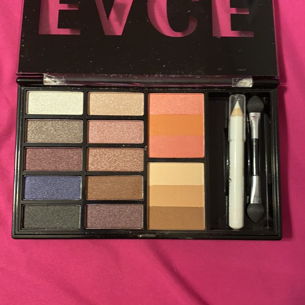 Profusion Face Palette. Eyeshadow,blush and bronzer